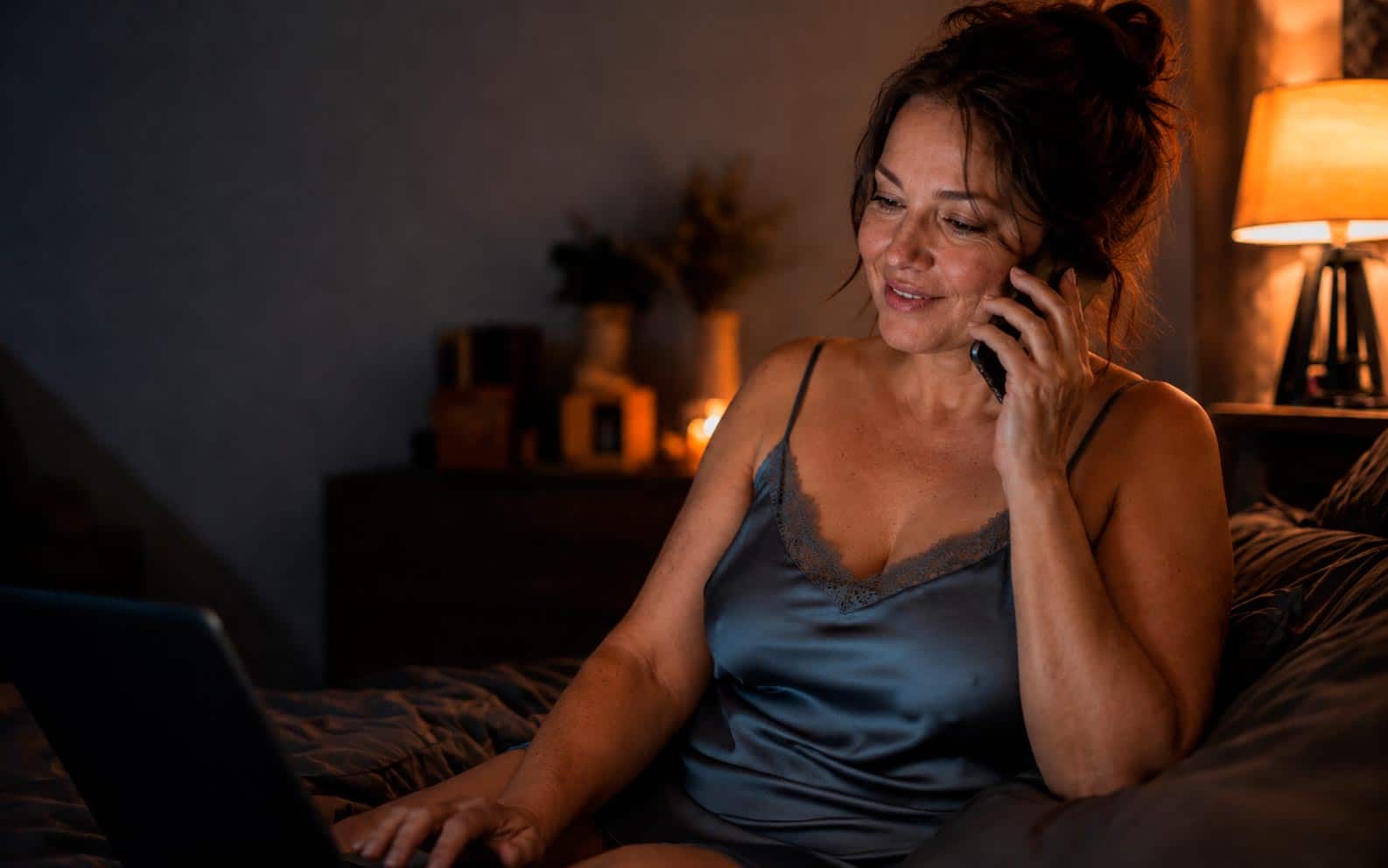 elefonsex Livecam — Frau im Live-Stream beim Anruf